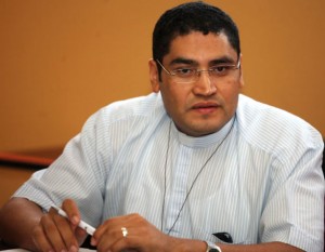 Sacerdote Carlos Rubio “es mejor volver a la clase cívica que leer la biblia en las escuelas”