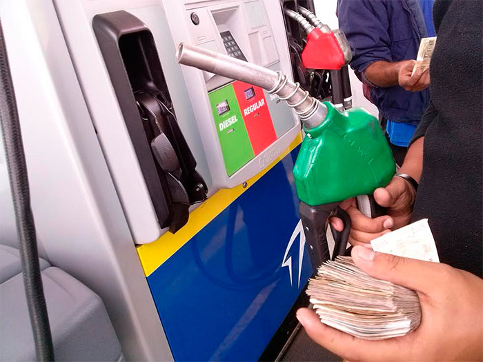 Autoridades proyectan leves rebajas en precio de combustibles la próxima semana