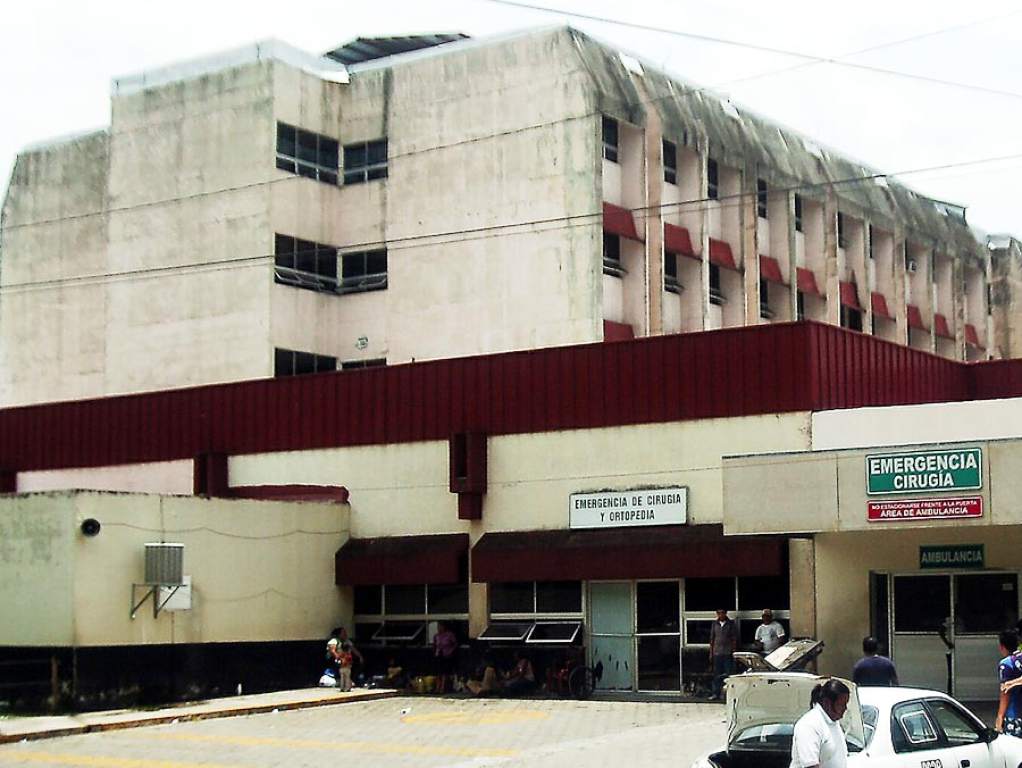 Médicos trabajan sin recibir pago y sin firmar contrato