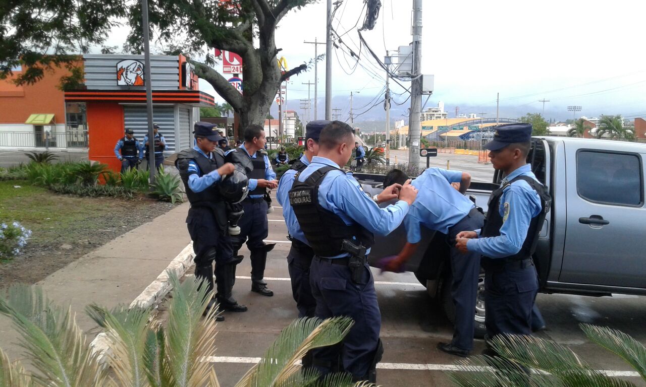 Antimotines en afueras de la UNAH
