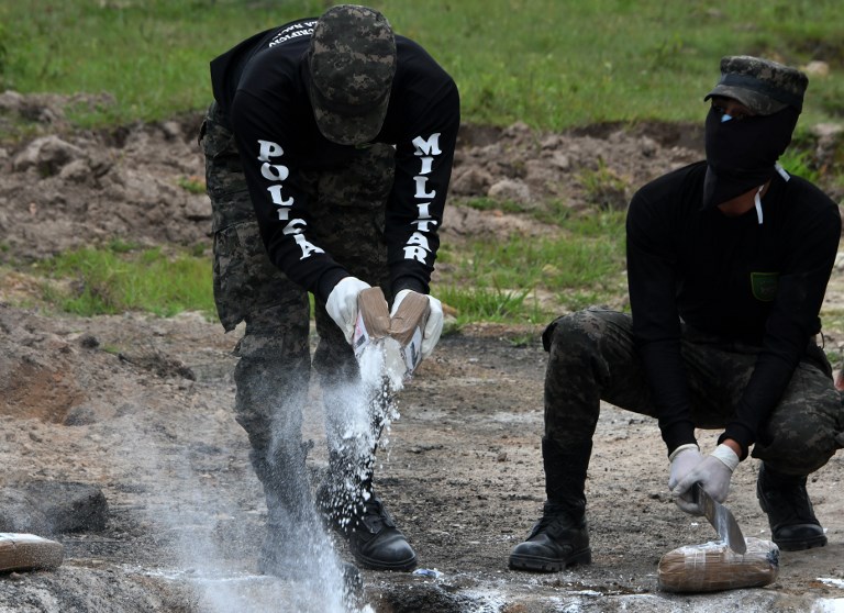 Autoridades hondureñas incineran 137 kilos de cocaína incautada a colombianos