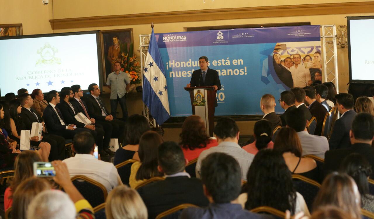 Gobierno entrega primeras becas a hondureños para estudiar postgrado en el extranjero