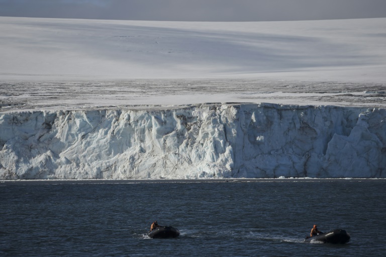 Un enorme bloque de hielo, a punto de despegarse de la Antártida