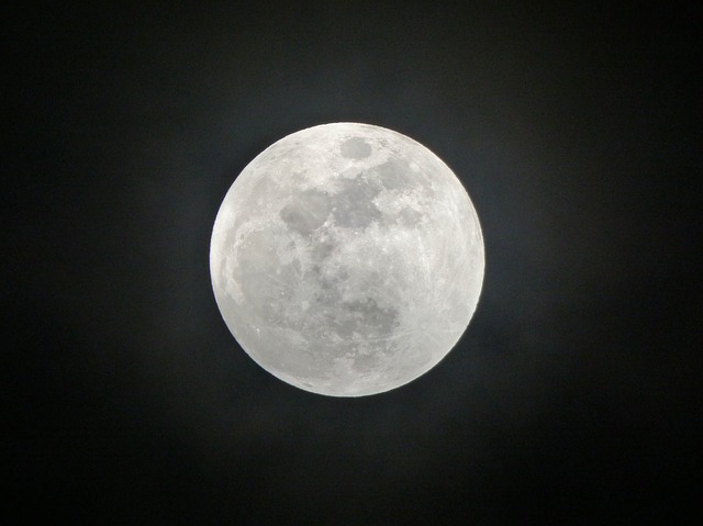 Según estudio, la Luna sería rica en agua