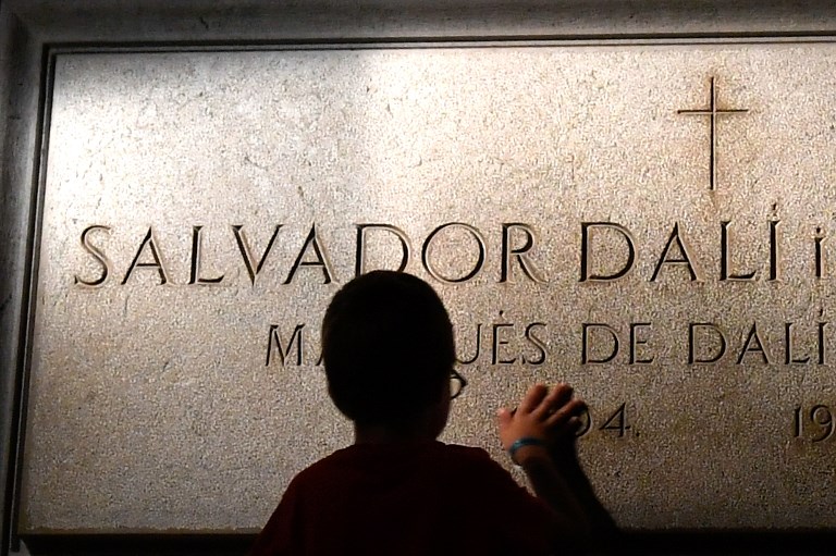 Veintiocho años después de su muerte, Salvador Dalí sale de su tumba