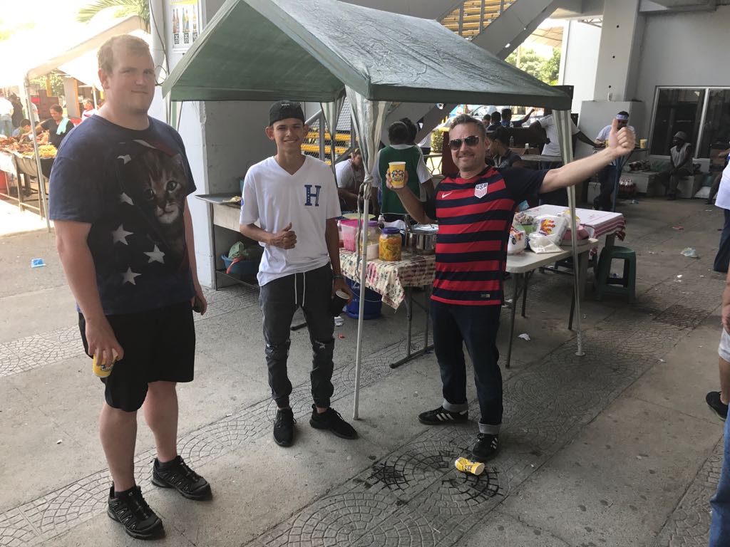 LOS GRINGOS DISFRUTARON DE LA FIESTA DEL FÚTBOL