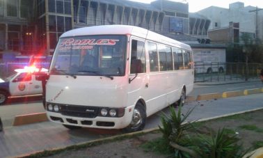 Bus impacta contra mediana y detienen a dos bajo influencia de alucinógenos
