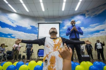 Una iglesia en Brasil da amor a gays ante "curas" frustradas y exorcismos