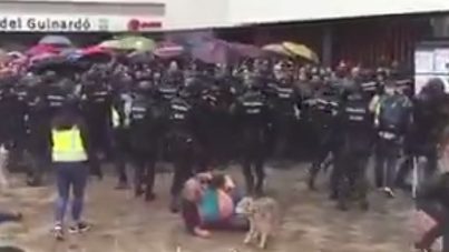 Cataluña: Policía agrede a un anciano que trataba de votar y a su perro