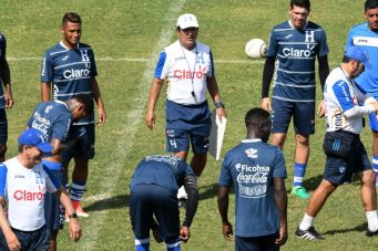 Honduras hará juego "cauteloso y agresivo" contra Costa Rica, dice Pinto