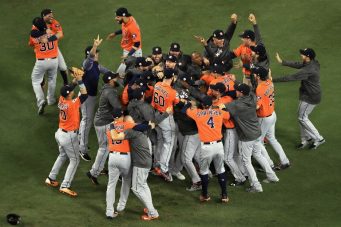 Astros vencen 5x1 a Dodgers y se titulan campeones por primera vez de la Serie Mundial