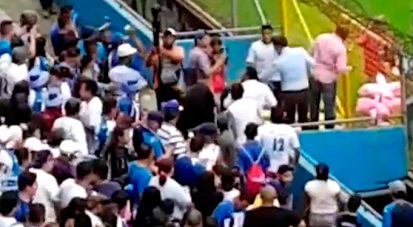 Aficionados en el Olímpico agarraron a “vasazos” a Nasralla