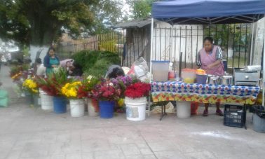 Hondureños recuerdan a sus deudos y vendedores les esperan para "hacer su noviembre"