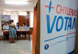 Los chilenos votan para suceder a Bachelet con Piñera de favorito