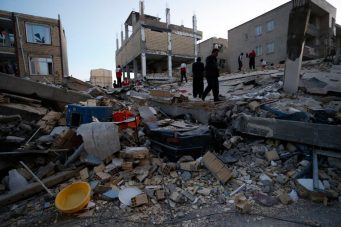Segunda noche a la intemperie tras sismo que mató a más de 400 en Irán