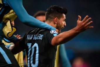 Kun Agüero regala su camiseta del récord a su hijo, nieto de Maradona