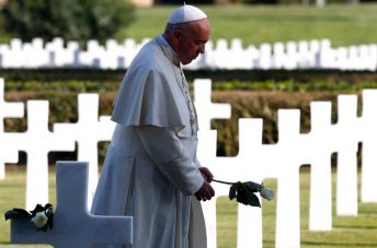 Papa visita cementerio de II Guerra Mundial y lugar de masacre nazi