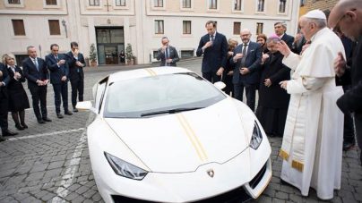 Regalan un Lamborghini al papa Francisco y este decide subastarlo