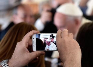 El Papa critica el uso de teléfonos durante la misa