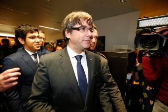 Puigdemont y cuatro miembros de su gobierno se entregan a la policía belga