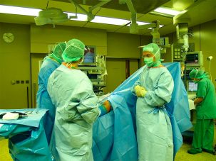 Investigadores trasplantan casi por completo piel de niño con rara enfermedad
