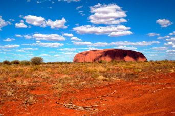 Hartos de los turistas, prohíben escalar la roca gigante Uluru en Australia