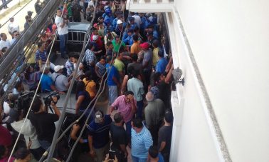 Empleados municipales y vendedores se fueron a las “trompadas” en toma