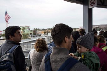 Migrantes centroamericanos piden asilo a EEUU en frontera con México