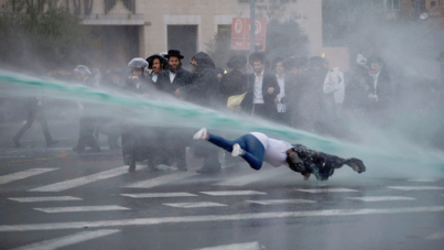 VIDEO: Una mujer sale despedida por los aires por un cañón de agua en Israel