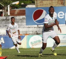 Con festín de goles Platense sale del último lugar tras derrota a Real Sociedad
