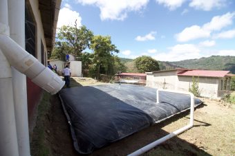 Político instala cosechadora de agua lluvia en una escuela de la capital