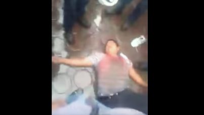 Obreros dan brutal paliza a su líder sindical en México (VIDEOS)