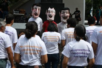 Hondureñas se disfrazan de zombis para llamar a votar con conciencia