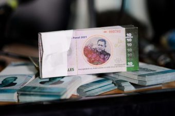 En un barrio venezolano crean moneda con imagen de Chávez