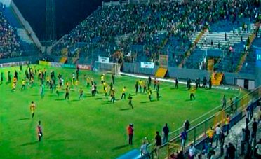 Policía reprime con gases a aficionados por invasión de cancha en semifinal del fútbol hondureño