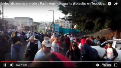 Video. Salvador Nasrralla corriendo para protegerse de gases lacrimógeno