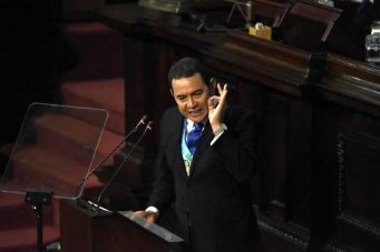 El presidente guatemalteco defiende pago de lujos personales con fondos públicos