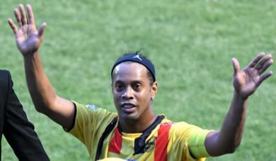 El astro brasileño Ronaldinho Gaúcho se retira del fútbol (clubes)
