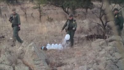 Agentes fronterizos de EEUU derramando el agua destinada a migrantes ilegales (VIDEO)