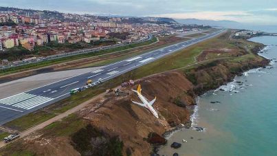 VIDEO: Un Boeing 737 se sale de pista y por poco no cae en el mar