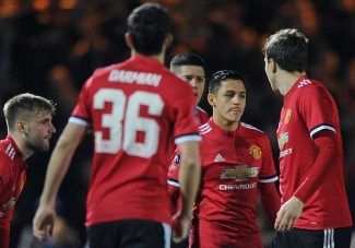 Alexis Sánchez debuta en Mánchester United con asistencia y triunfo en Copa