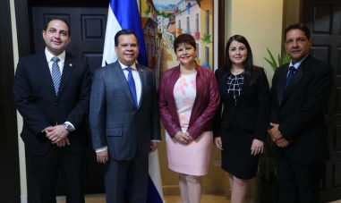 Gobierno juramenta a nuevos comisionados de Conatel