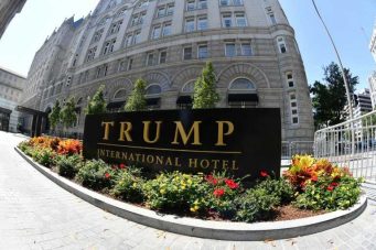 "Este lugar es una mierda", proyectan sobre un hotel Trump en EEUU