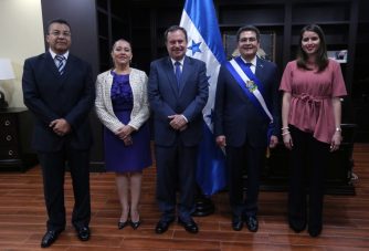 Nuevas juramentaciones en el gobierno del presidente Hernández.