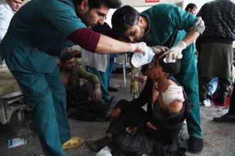 Casi 100 muertos en un atentado con ambulancia bomba en Kabul