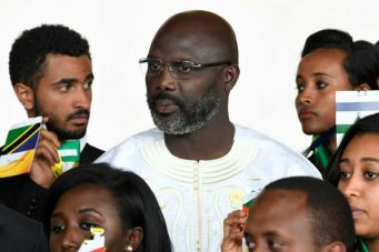 El presidente de Liberia revisará la Constitución y se bajará el sueldo