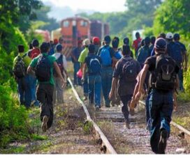 Descubren a 83 migrantes hondureños hacinados en un camión en México