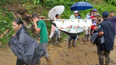 Cinco muertos y cuatro personas rescatadas con vida en alud de tierra en Omoa