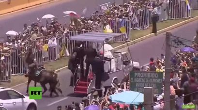 El papa Francisco auxiliando a una policía que se cayó del caballo