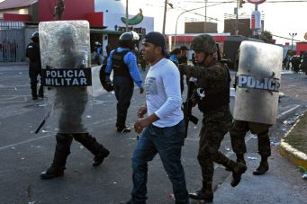 Unos 17 policías lesionados reportan autoridades en manifestaciones en Honduras
